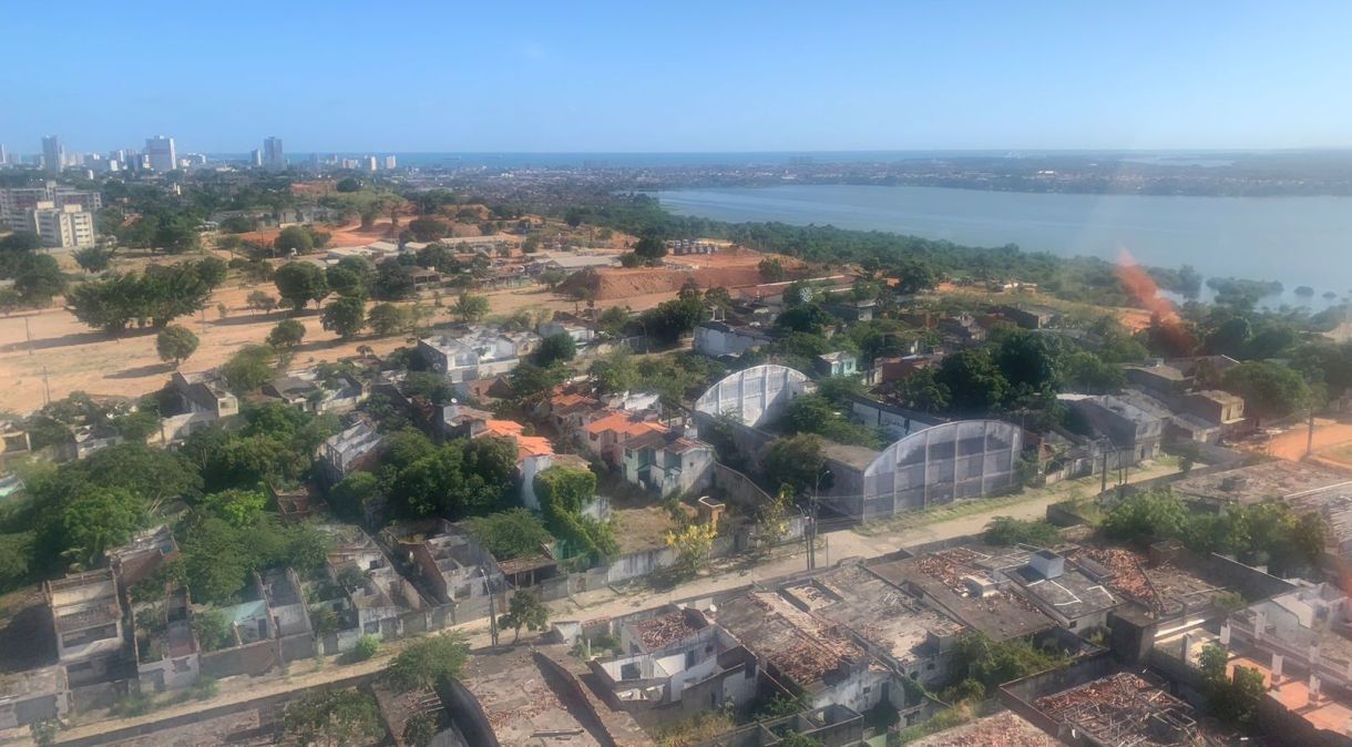 Imagem aérea mostra bairro afetado por afundamento do solo em Maceió