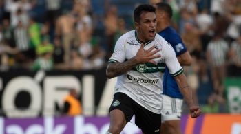 Torcedores do time mineiro entraram no gramado após o gol de Robson