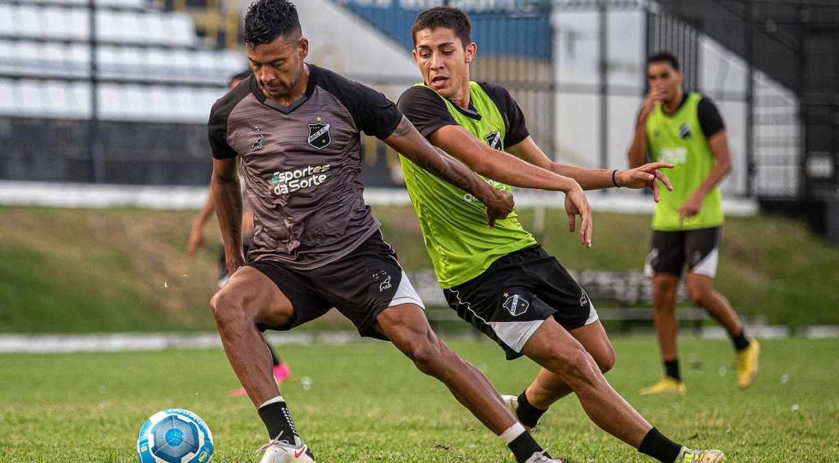 Jogadores do ABC em treino antes da vitória sobre o Vila Nova