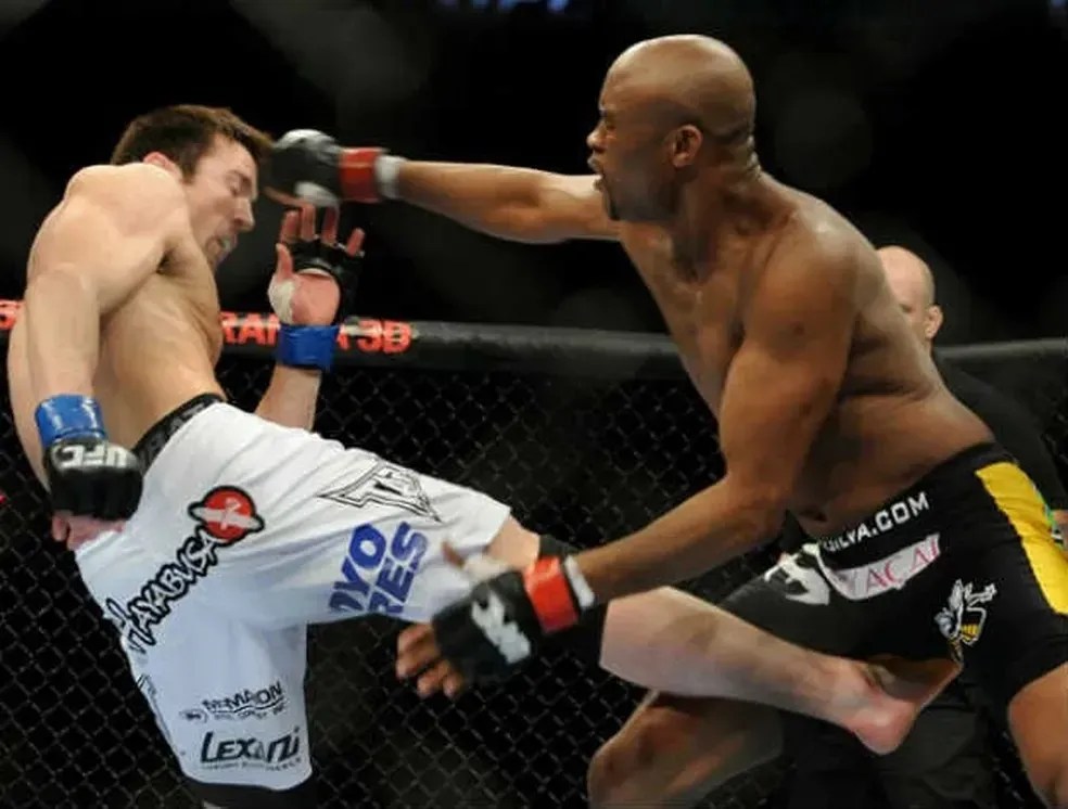 Sonnen e Anderson Silva trocando golpes em luta do UFC