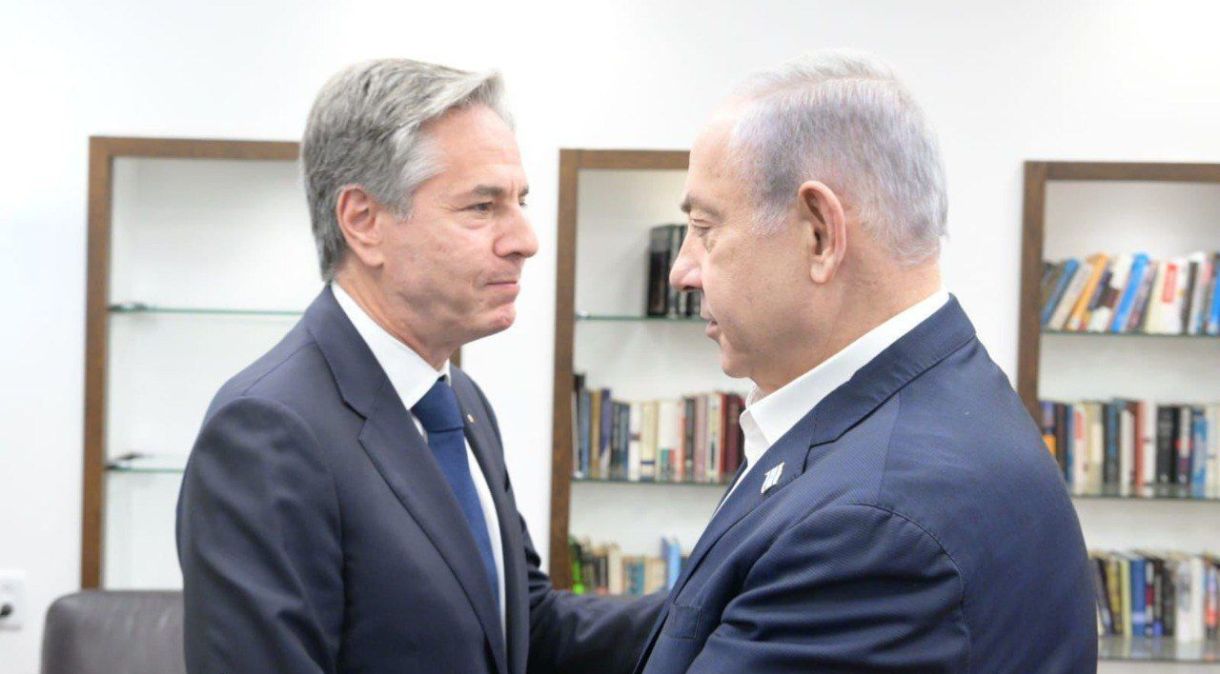 Secretário de Estado dos EUA, Antony Blinken (à esquerda), em encontro com primeiro-ministro israelense, Benjamin Netenyahu (à direita), em Tel Aviv, Israel, na sexta-feira (3)