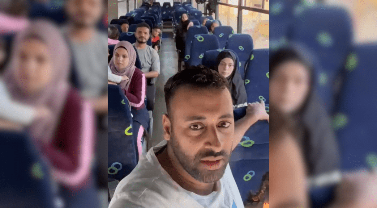 Hasan Rabee com grupo de brasileiros e familiares autorizados a deixar a Faixa de Gaza, em ônibus indo para a passagem de Rafah, na fronteira com o Egito, na sexta-feira (10)