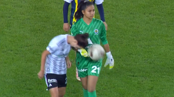 Jogadora roubou a bola em jogo da Superliga Turca feminina; Mesmo com o gol estranho, o Fenerbahçe venceu o jogo por 3 a 2.