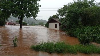 O volume de chuva já ultapassou de 400 mm na região, com previsão de ventos de até 100km/h