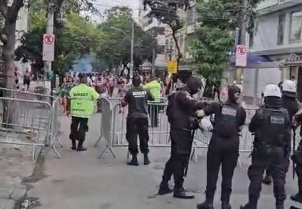 Polícia precisou conter invasão de torcedores do Fluminense