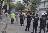 Confusão: torcedores do Fluminense sem ingressos tentam invadir entorno do Maracanã; veja