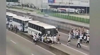 Um ônibus foi apedrejado e um policial militar ficou ferido