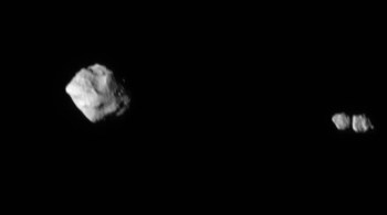Missão Lucy compartilhou imagens adicionais de seu sobrevoo pelo asteroide Dinkinesh, revelando que a surpreendente rocha espacial que orbita ao seu redor não é o que parecia inicialmente