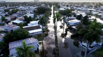 Choveu mais de 30 centímetros em partes do sul da Flórida nesta quinta-feira (16)