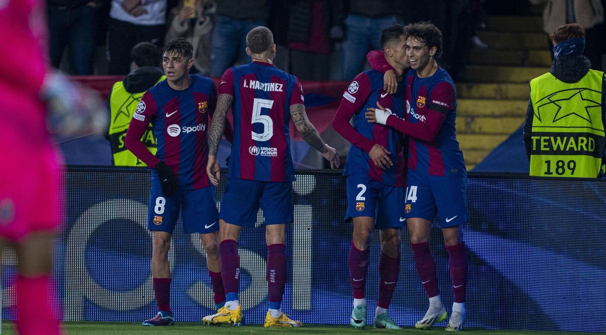 João Félix e Cancelo comemoram um dos gols da virada do Barcelona sobre o Porto