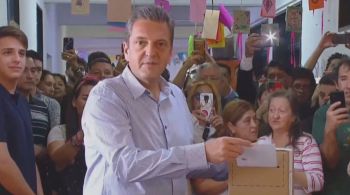 Candidato governista votou na manhã deste domingo em colégio nos arredores de Buenos Aires