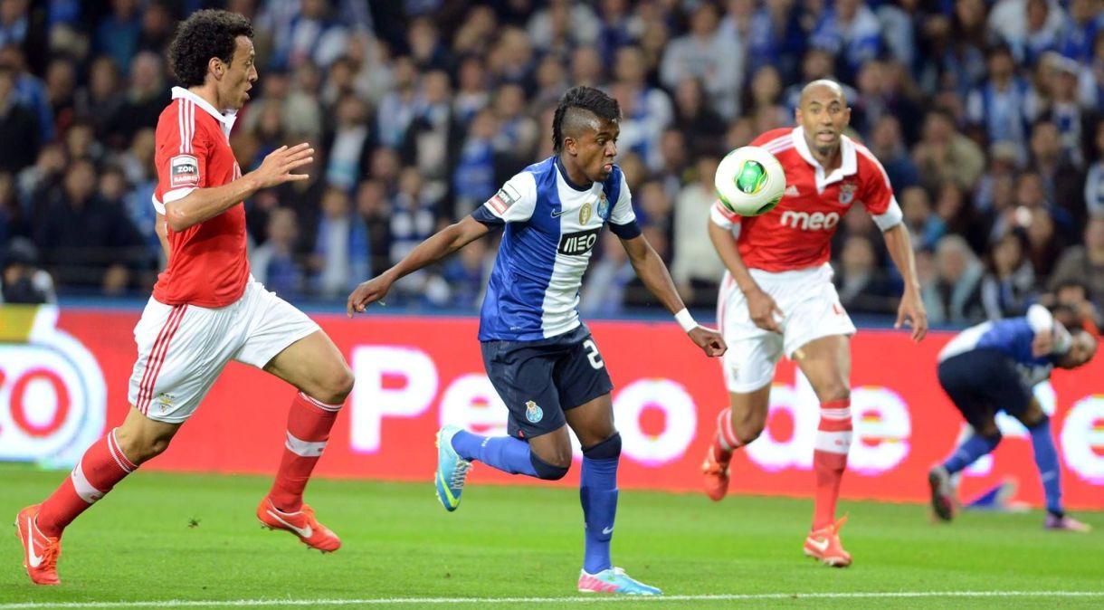 Kelvin em ação pelo Porto no clássico contra o Benfica