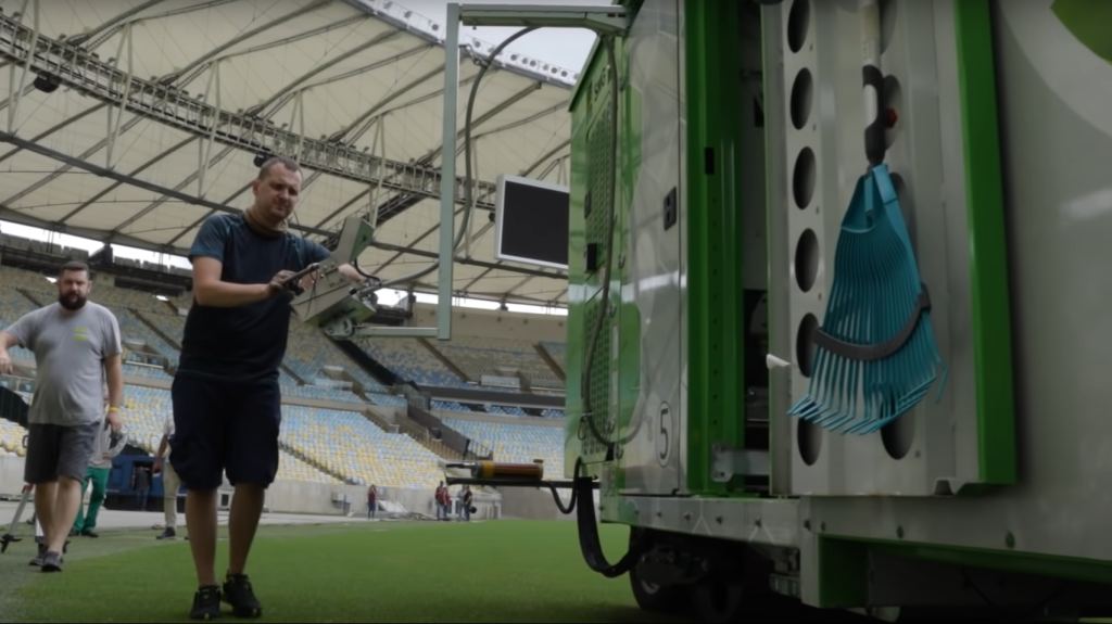 Gramado do Maracanã sendo trocado no início de 2022