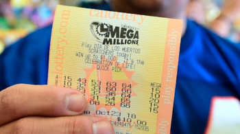 A loteria Mega Millions é atrativa por chegar a prêmios com valores altíssimos e, principalmente, por possibilitar que pessoas do mundo todo joguem, inclusive do Brasil, com as mesmas chances de ganhar que um americano. 