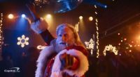 Vestido de Papai Noel, John Travolta revive clássico do cinema em campanha de Natal