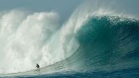 Surfista australiana supera brasileira e quebra recorde mundial de onda gigante