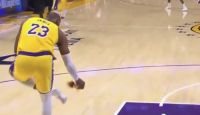 NBA: LeBron perde tênis, calça rapidamente e pontua para os Lakers; veja lance