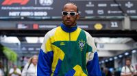 Lewis Hamilton homenageia o Brasil com agasalho da Seleção; veja fotos