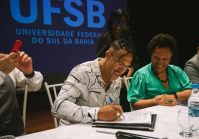 Mano Brown homenageia mãe ao receber título de “Doutor Honoris Causa”