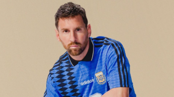 Adidas divulgou modelo da camisa usada pela Argentina na Copa do Mundo daquele ano