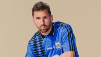 Messi veste camisa “retrô” usada por Maradona na Copa de 1994; veja fotos