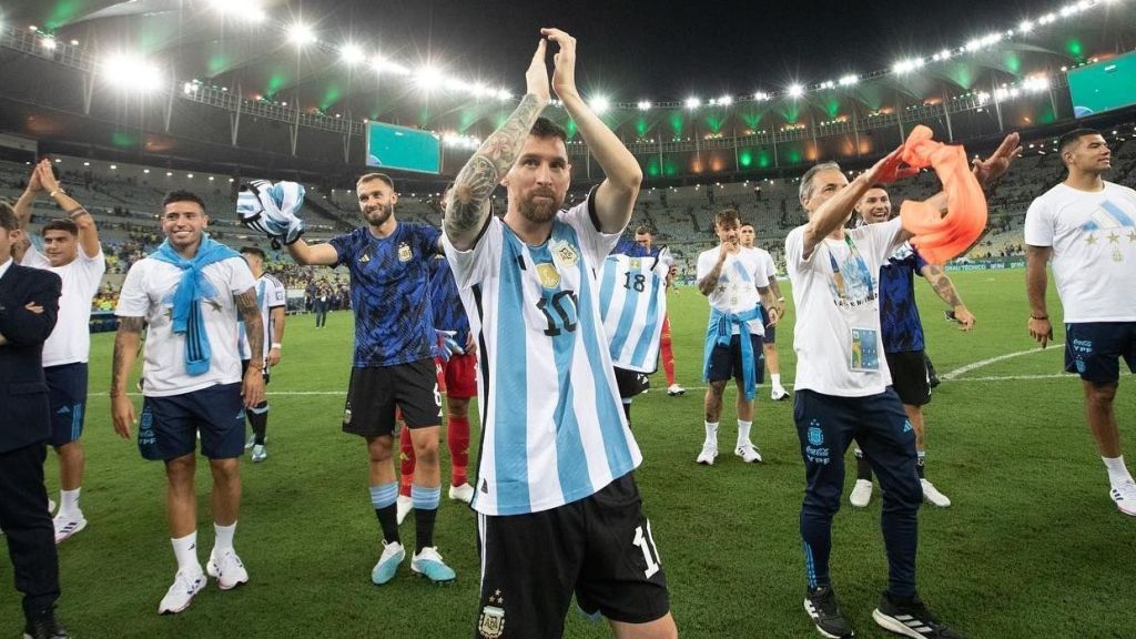 Messi comemora vitória contra o Brasil no Maracanã pelas Eliminatórias da Copa do Mundo