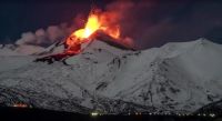 Vulcão Etna cospe lava no céu noturno da Itália