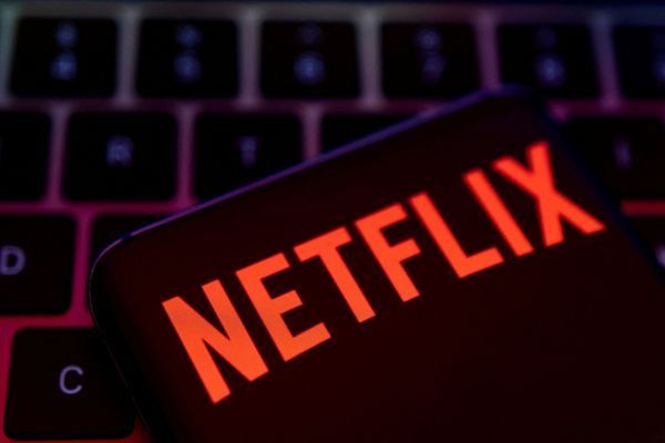 Atualmente, a Netflix está envolvida em processo judicial movido pelo roteirista