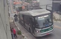 Motorista e passageiros de ônibus salvam mulher de tentativa de estupro em SP