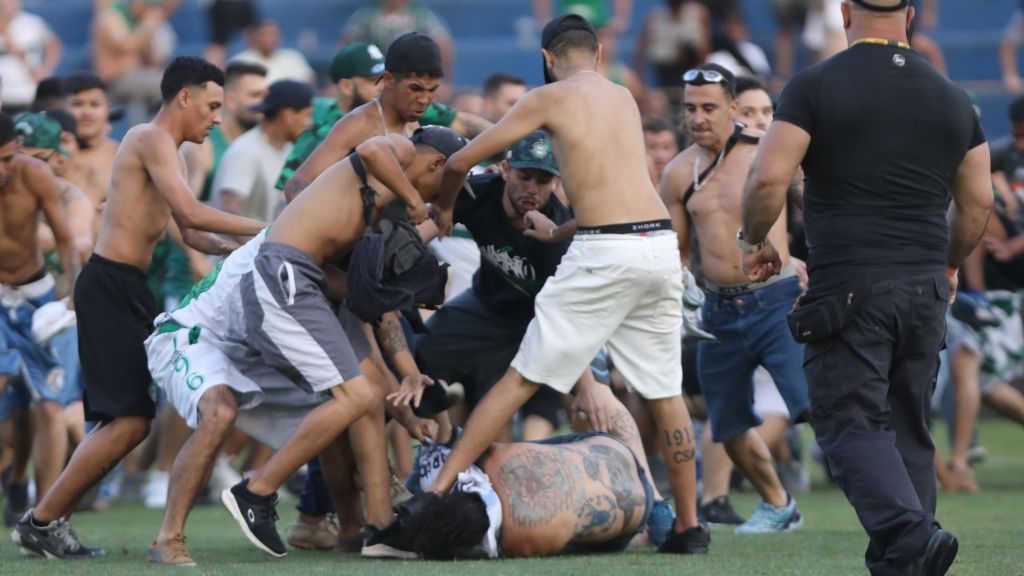 Invasor é agredido durante briga entre torcidas do Coritiba e Cruzeiro