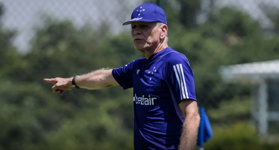 Paulo Autuori começou o trabalho como técnico do Cruzeiro nessa terça-feira (14)