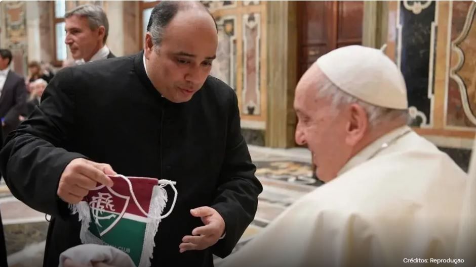 Papa recebe presentes do FLuminense