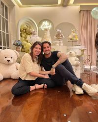 Rebeca Abravanel e Alexandre Pato fazem chá de bebê