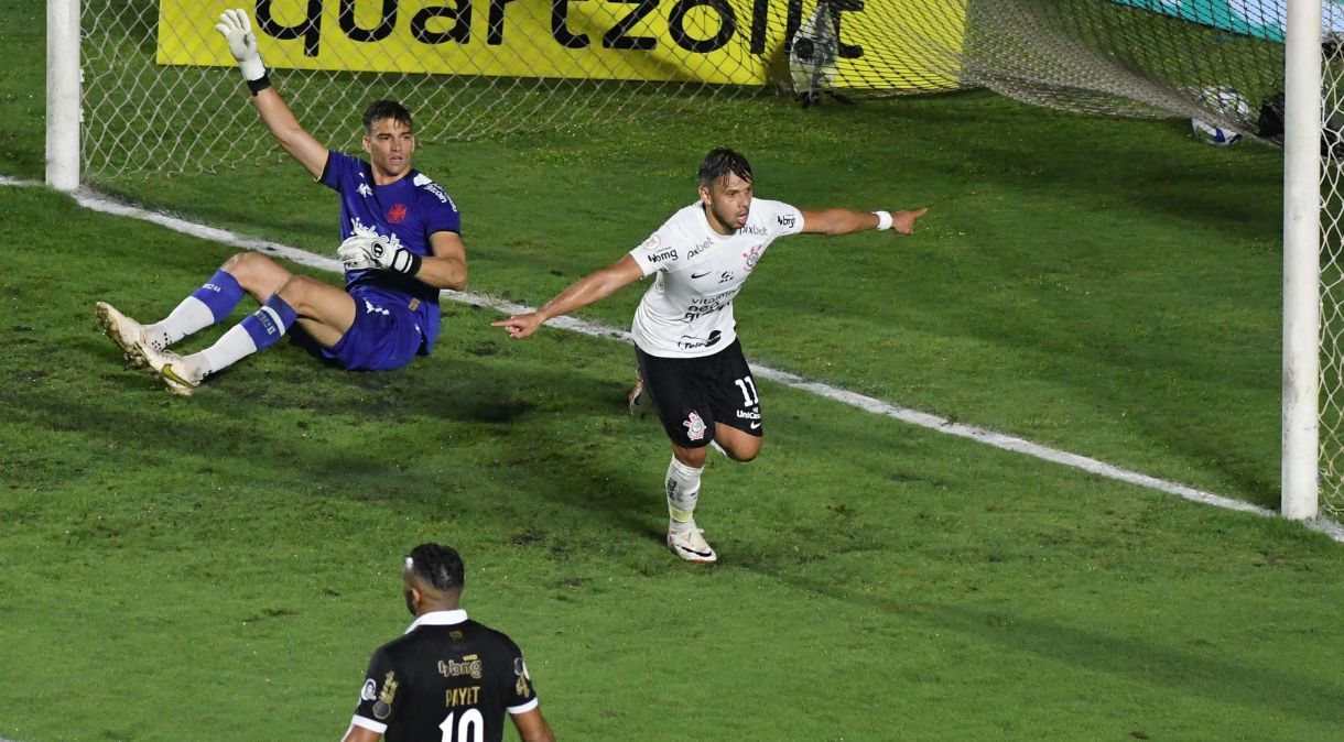 Romero comemora um dos gols que marcou sobre o Vasco em São Januário