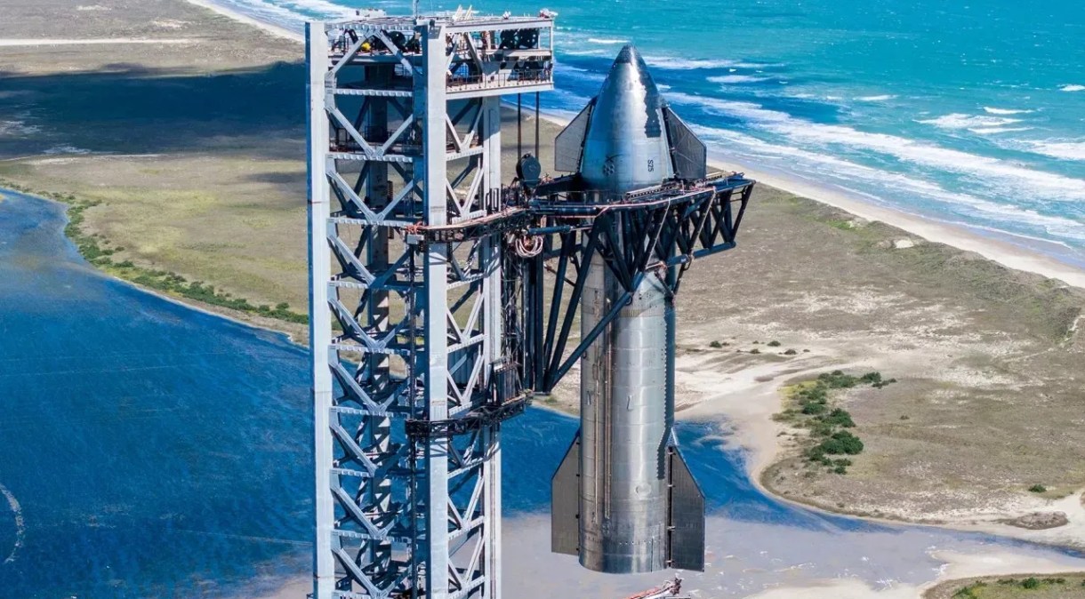 A SpaceX empilha seu protótipo de veículo Starship 25 no topo de um impulsionador Super Heavy em meados de outubro na Starbase em Boca Chica, Texas, enquanto a empresa se prepara para seu segundo voo de teste