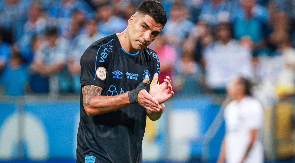 Suárez aplaude a torcida após o Grêmio garantir vaga na Libertadores de 2024