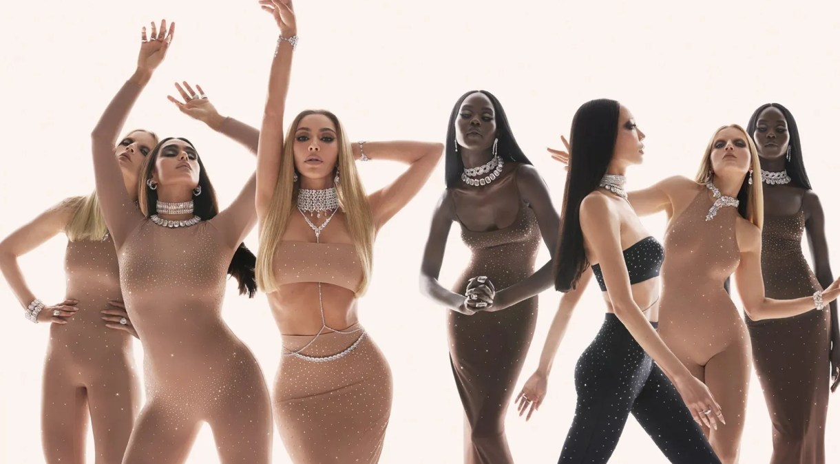 Skims de Kim Kardashian é agora a mais recente de uma longa linha de marcas de moda a colaborar com a Swarovski