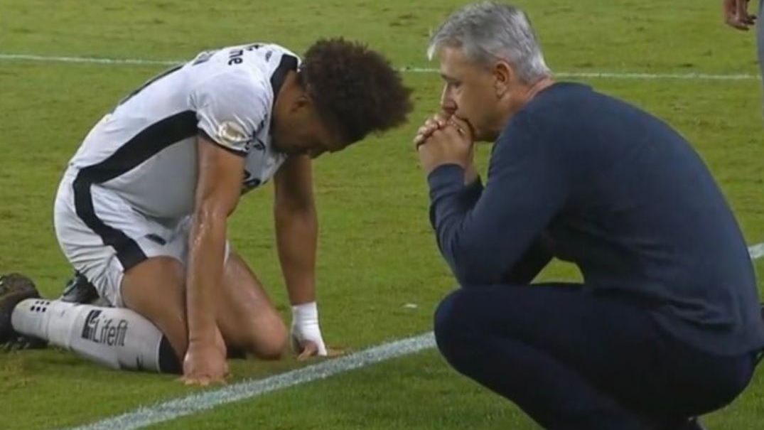 Técnico do Botafogo desolado após ver o Glorioso levar o empate no último minuto