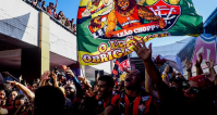 Torcida do Vitória faz festa no aeroporto e comemora acesso com jogadores