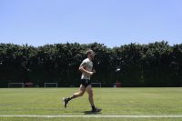 Em recuperação, Calleri treina no gramado do São Paulo