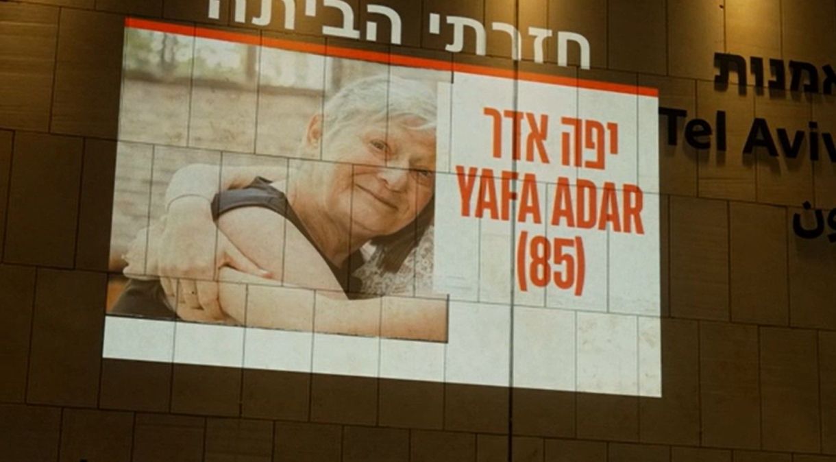 Israelense Yafa Adar, de 85 anos, foi libertada junto com o primeiro grupo de reféns solto pelo Hamas