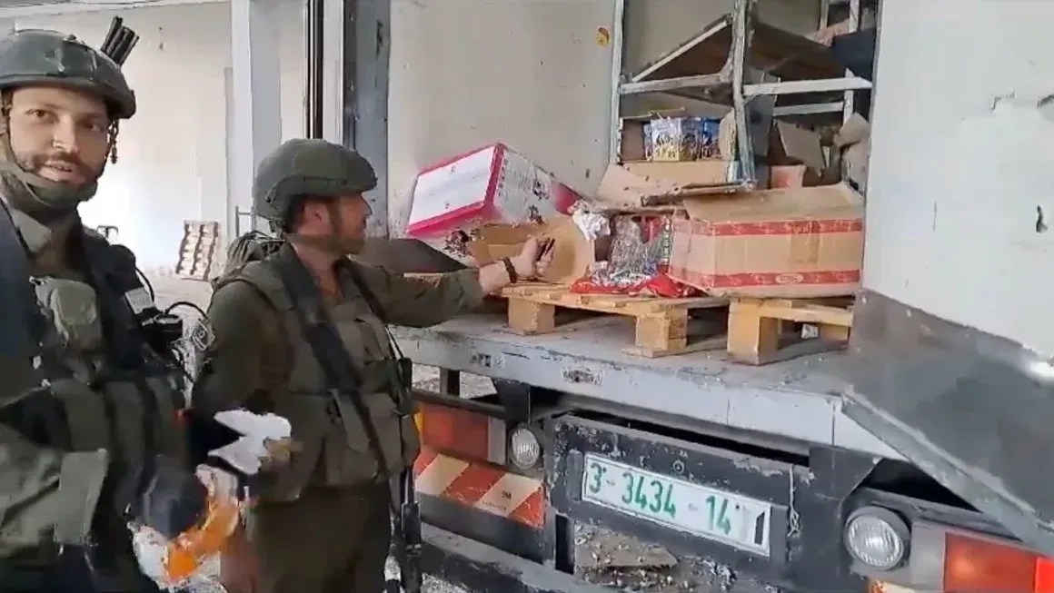 Soldado de Israel ateia fogo em caminhão de comida em Gaza