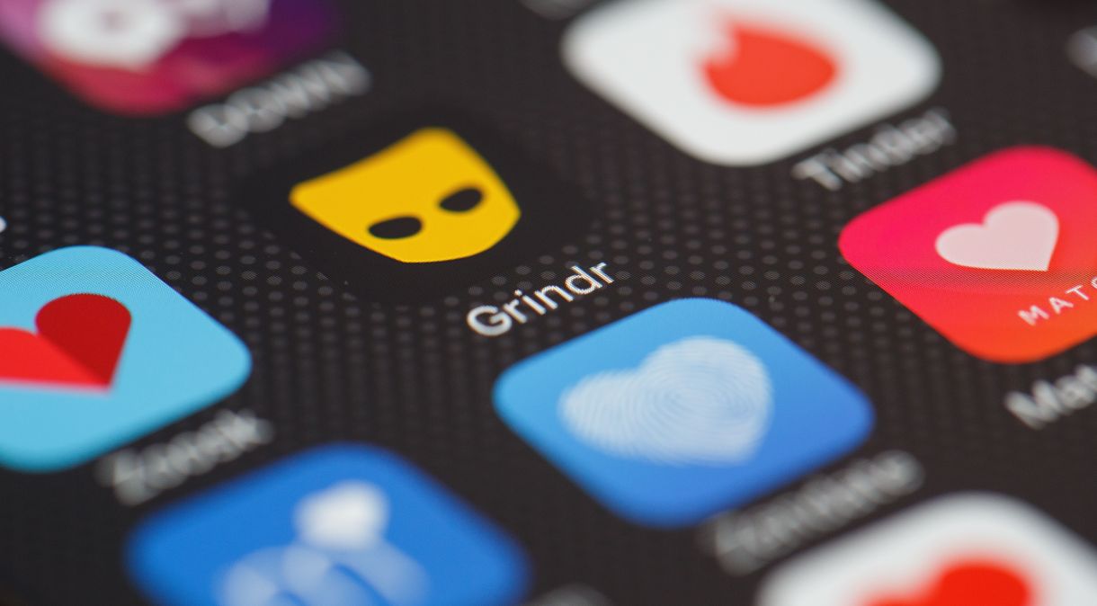Aplicativo Grindr é visto entre outros aplicativos de namoro de um celular