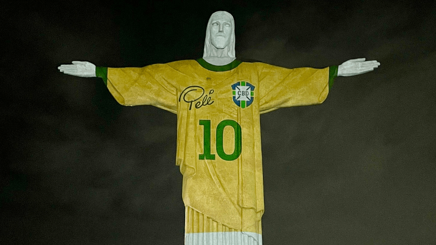 Cristo Redentor recebe camisa em homenagem a Pelé