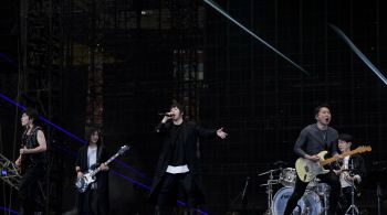 Mayday, um dos grupos de rock mais proeminentes do mundo de língua chinesa, é acusado de utilizar sincronização labial durante apresentações em Xangai; gravadora do quinteto negou as acusações