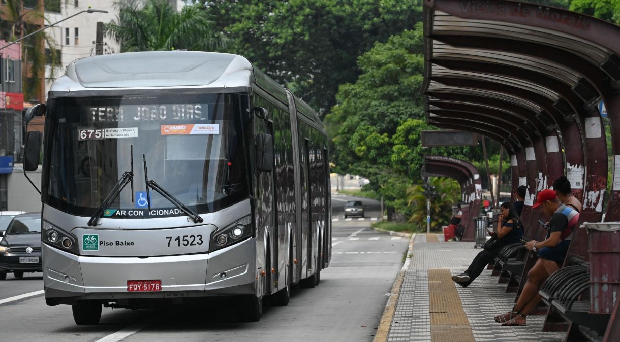 Ônibus municipal trafega em faixa exclusiva na cidade de São Paulo