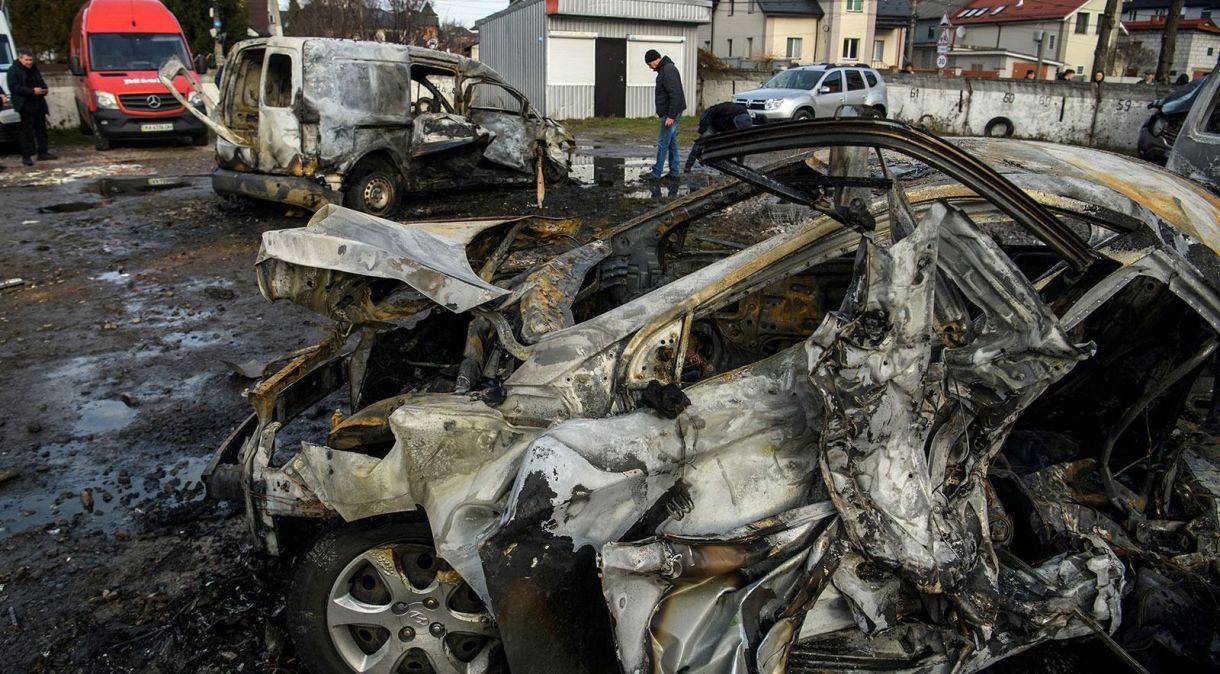 Veículo destruído após ataque aéreo protagonizado pela Rússia; pelo menos 31 pessoas morreram