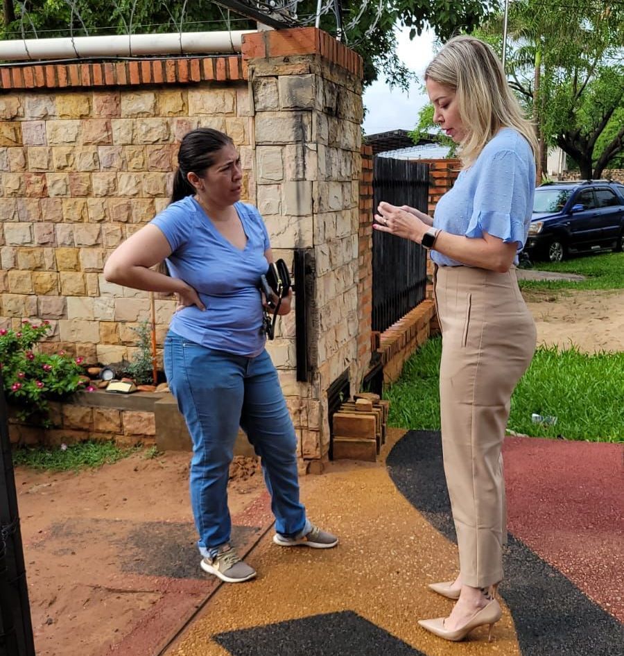 Momento em que a capitã Josefina Cuevas Galeano (à esq.), do Exército do Paraguai, é presa