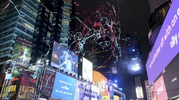 Às 23h59 do último dia do ano, uma bola deslumbrante desce por um poste em Times Square