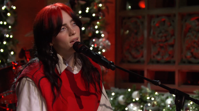 Billie Eilish canta música de Natal no Saturday Night Live
